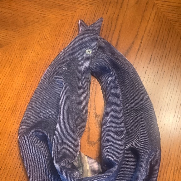 Copy NWOT Beautiful Easy to Where Scarf - Snap Closure In Back, Reversible - Picture 12 of 16